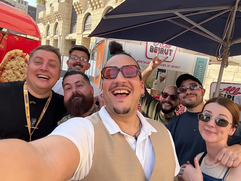 Valentino Sánchez con bartenders y colegas del gremio en un encuentro de hospitalidad en Beirut