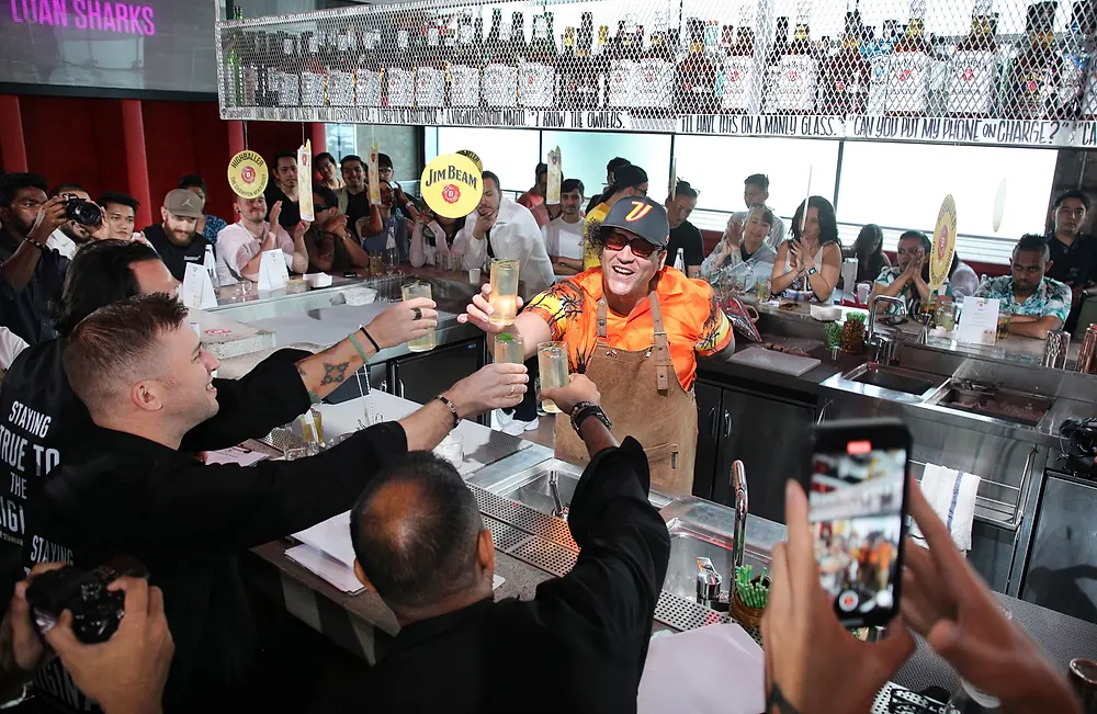 La sala llena en la final nacional del Jim Beam Highballer, teléfonos en alto mientras salen los tragos